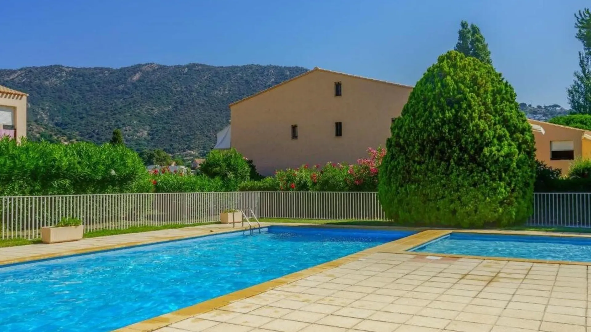 Family Apartment - Beach Access Swimming Pool location